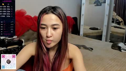 Snapshot of luluu_l chatting on December 8, 6:43 am luluu_l online show from December 8, 6:43 am