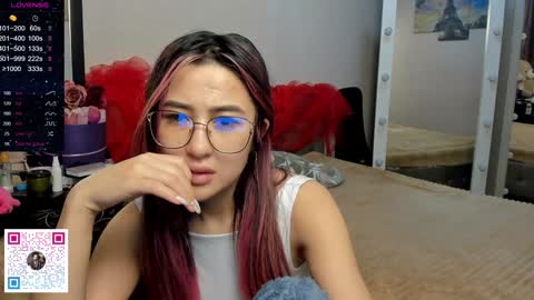 Snapshot of luluu_l chatting on December 8, 12:35 am luluu_l online show from December 8, 12:35 am