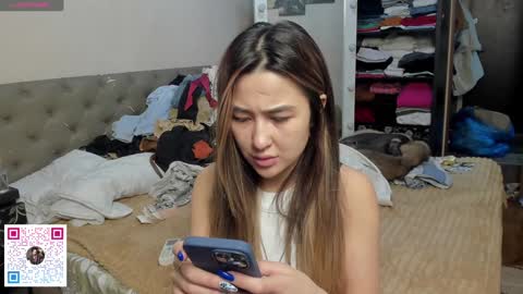 Snapshot of luluu_l chatting on February 5, 1:37 am luluu_l online show from February 5, 1:37 am