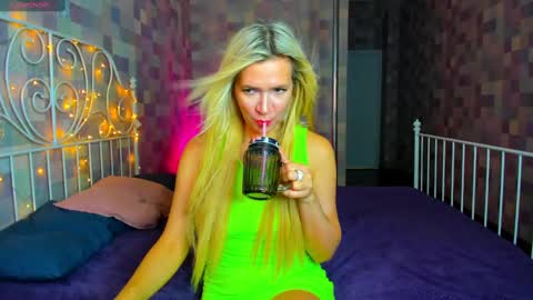 luna_lew1s online show from January 9, 11:47 am