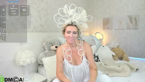 luna_lew1s online show from October 13, 8:38 am