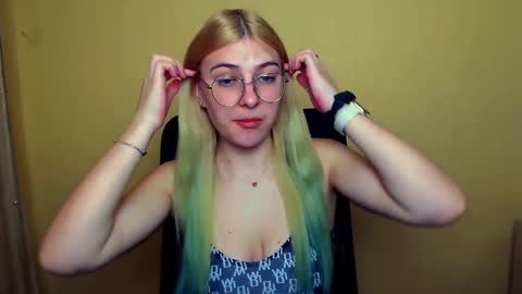 Snapshot of luna_lush_ chatting on January 8, 11:21 am Luna online show from January 8, 11:21 am