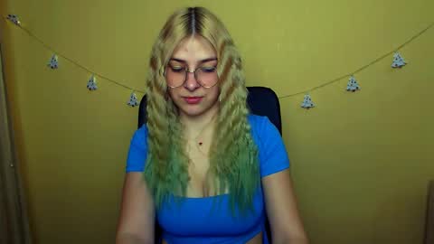 Snapshot of luna_lush_ chatting on December 17, 8:23 am Luna online show from December 17, 8:23 am