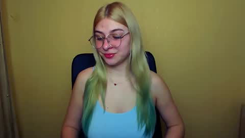 Snapshot of luna_lush_ chatting on January 3, 8:21 am Luna online show from January 3, 8:21 am