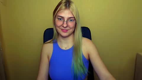 Snapshot of luna_lush_ chatting on February 6, 12:15 pm Luna online show from February 6, 12:15 pm