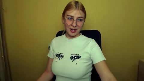 Snapshot of luna_lush_ chatting on January 30, 9:47 am Luna online show from January 30, 9:47 am