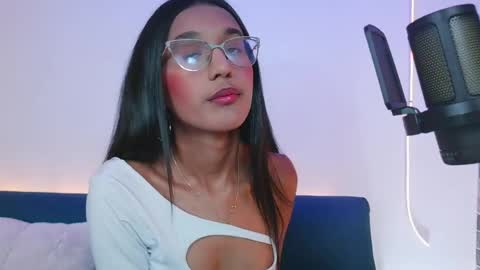 luna_valen online show from May 7, 3:35 am