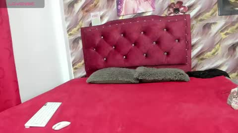 lunaawhitee online show from April 28, 3:11 am