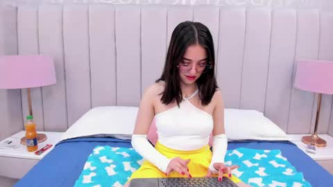 lunabelleth online show from April 29, 7:40 pm