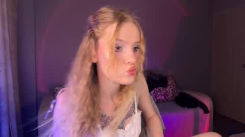 Snapshot of lunacyy chatting on September 13, 4:09 pm Britney online show from September 13, 4:09 pm