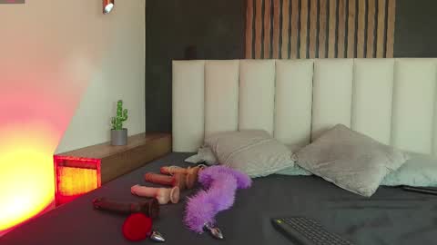 I M  L U N A  online show from March 5, 2:57 am