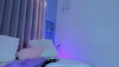 I M  L U N A  online show from February 5, 2:40 am
