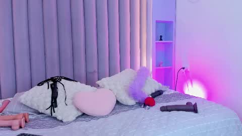 I M  L U N A  online show from March 8, 3:17 am