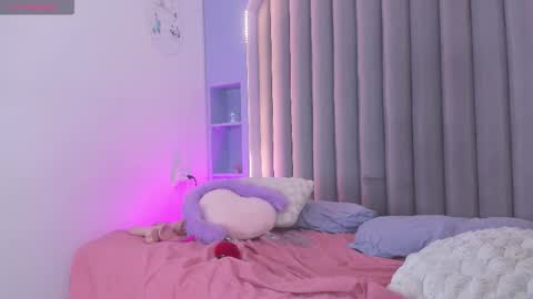 I M  L U N A  online show from February 28, 9:04 am