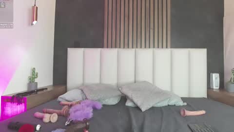 I M  L U N A  online show from March 5, 6:01 am