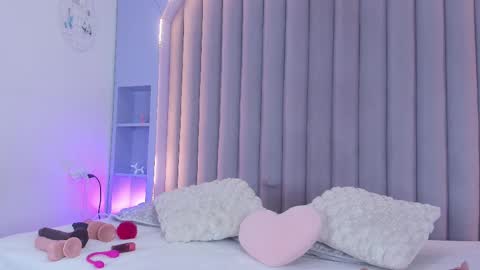 I M  L U N A  online show from March 10, 2:50 am