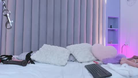 I M  L U N A  online show from March 6, 5:46 am