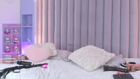 I M  L U N A  online show from March 11, 5:57 am