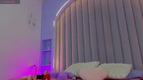 I M  L U N A  online show from February 28, 2:53 am