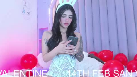 I M  L U N A  online show from February 15, 5:51 am