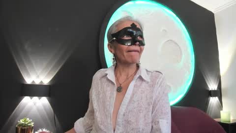 lunamisteriosa_ online show from November 6, 1:14 pm