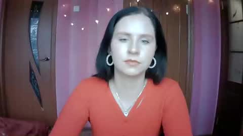 lunamystique_ online show from January 27, 9:23 am
