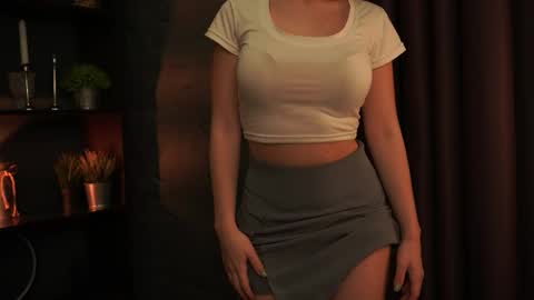 lunaolivia_ online show from September 30, 1:43 pm