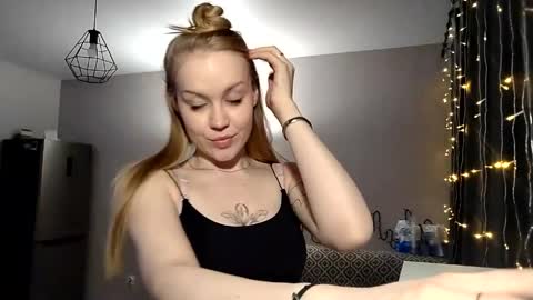 lunapeony online show from April 2, 9:11 pm