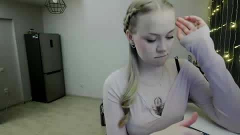 lunapeony online show from April 7, 6:43 pm