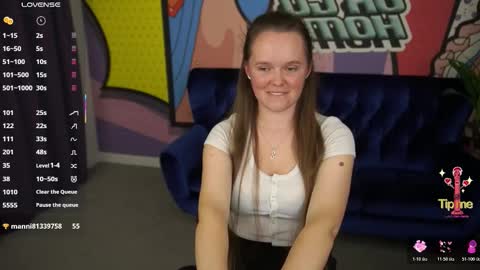 Snapshot of lunaroyale chatting on October 25, 1:22 pm Nika online show from October 25, 1:22 pm