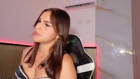 lunataylorr online show from October 10, 12:22 pm
