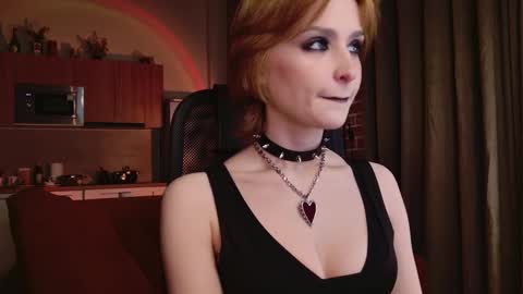 lunelucy online show from September 18, 6:34 pm