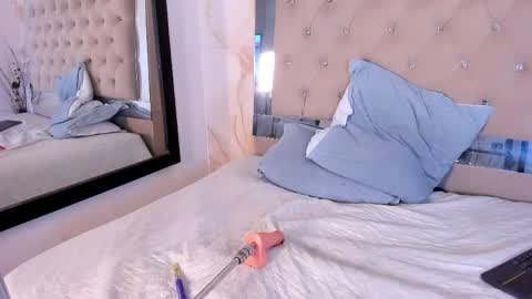 lunna__tylor online show from April 11, 7:45 am