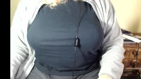 LunoviaXL online show from December 14, 4:02 pm