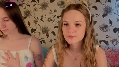 Aura online show from October 4, 8:50 pm