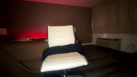 luvvlee online show from April 11, 1:10 am