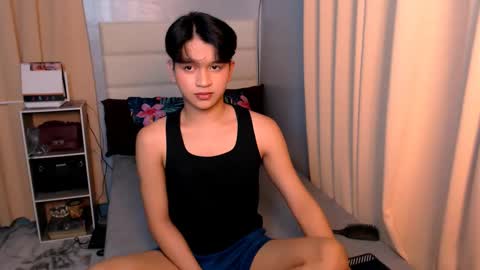 Snapshot of lux_white chatting on February 25, 8:32 pm queen lux online show from February 25, 8:32 pm
