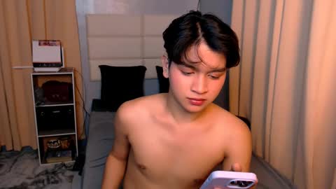 Snapshot of lux_white chatting on March 3, 12:50 pm queen lux online show from March 3, 12:50 pm