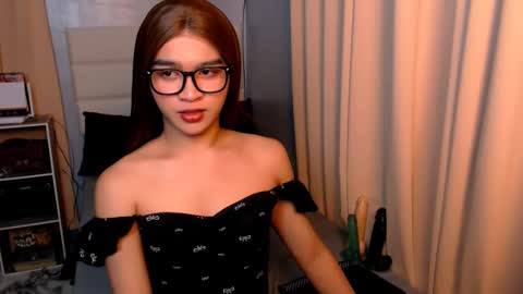 Snapshot of lux_white chatting on February 27, 6:53 pm queen lux online show from February 27, 6:53 pm