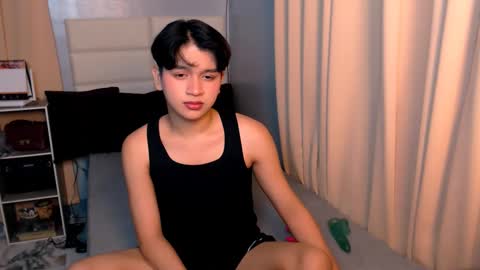 Snapshot of lux_white chatting on March 6, 2:18 pm queen lux online show from March 6, 2:18 pm