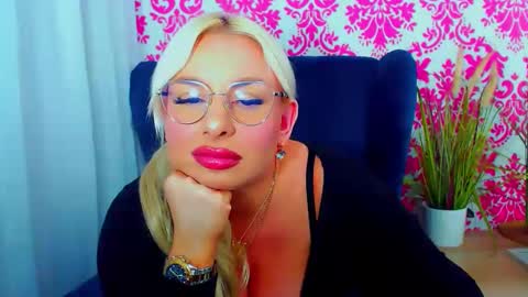Snapshot of luxuriaaa chatting on January 9, 11:24 pm Luxuriaa online show from January 9, 11:24 pm