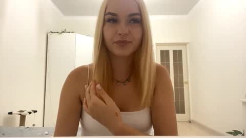 Mia online show from September 10, 6:09 pm