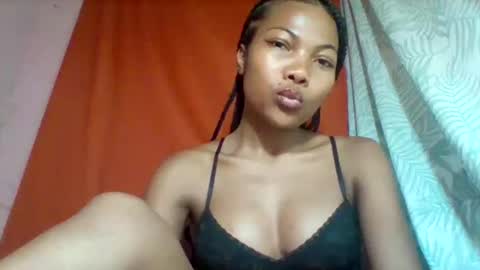 lyndah19 online show from December 4, 11:10 am