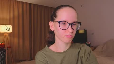 Sara online show from November 18, 4:43 pm