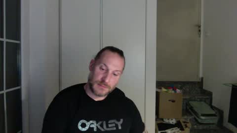Snapshot of m4rduk81 chatting on December 5, 12:03 am m4rduk online show from December 5, 12:03 am