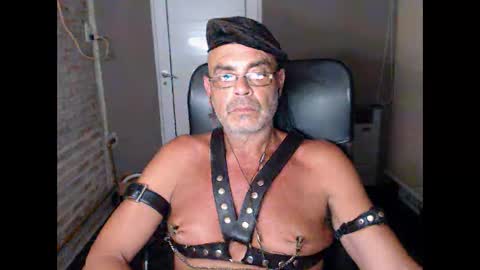 MACHO BUSCADOR online show from February 6, 3:27 am