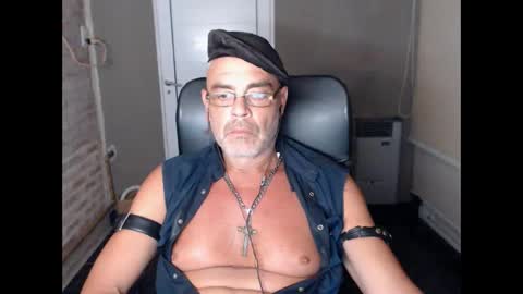 MACHO BUSCADOR online show from January 24, 2:49 am