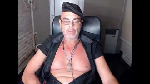 MACHO BUSCADOR online show from December 25, 6:52 am