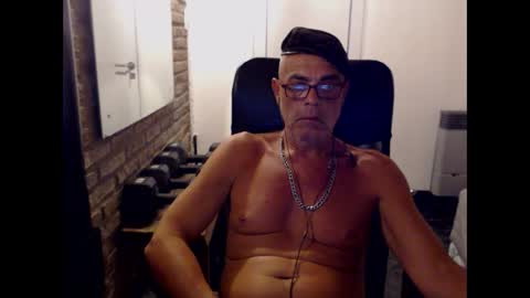 MACHO BUSCADOR online show from October 10, 3:56 am