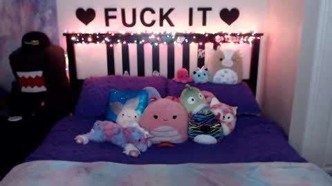 Mackenzie Wolfe online show from December 18, 7:04 am